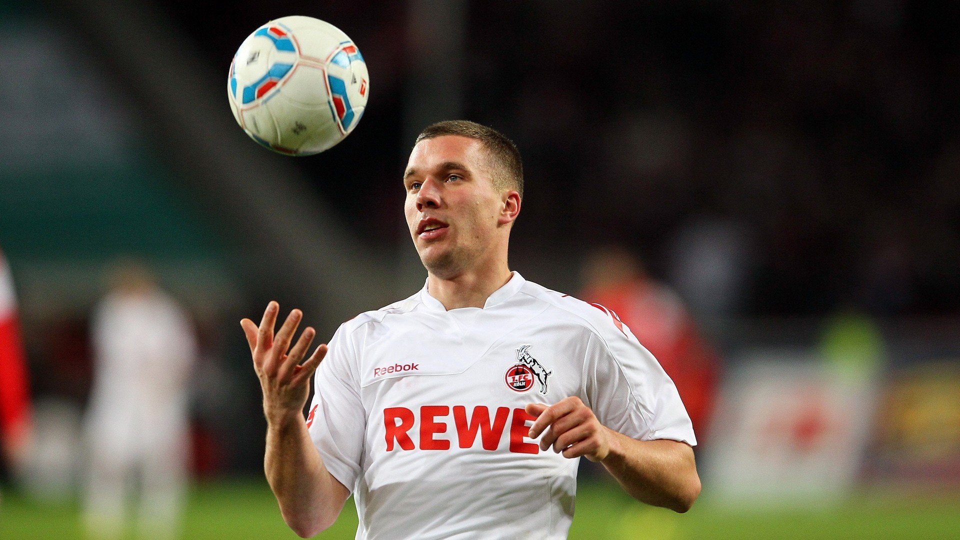 开云体育直播-赛道上的双雄会，梅赛德斯终场绝杀迈凯伦，勒克莱尔刷新单圈纪录点燃激情